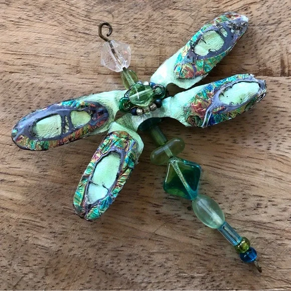 Iridescent dragonfly pendant, artisan-made, in beautiful shades of green - Picture 4 of 8